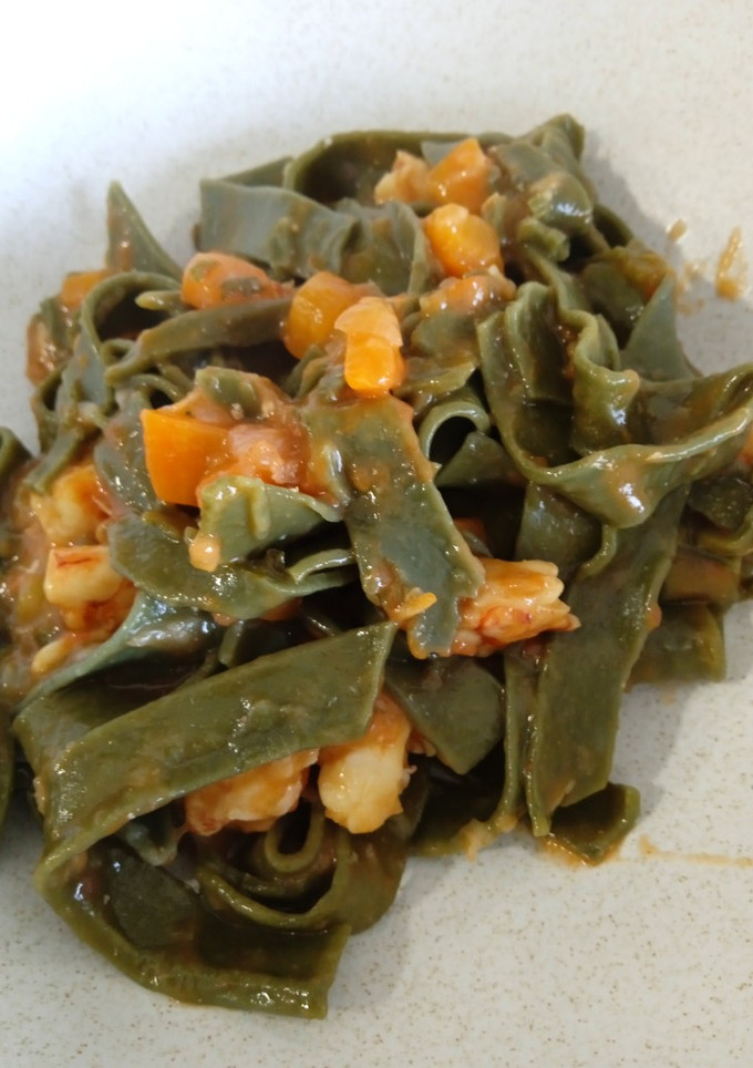 Una foto de Cintas de espirulina con gambas