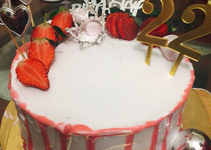Hãy cùng chúc mừng sinh nhật 22 tuổi của bạn bè hoặc người thân với một chiếc bánh sinh nhật đầy màu sắc và tinh tế. Với thiết kế đơn giản và một chút phong cách hiện đại, chiếc bánh sinh nhật này sẽ làm nổi bật bữa tiệc của bạn. Cùng xem hình ảnh để biết thêm chi tiết nhé!