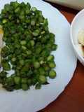 Pescado con mayonesa de ajo al horno espárragos verdes y ensalada