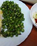 Pescado con mayonesa de ajo al horno espárragos verdes y ensalada