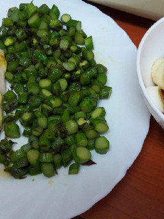 Una foto de Pescado con mayonesa de ajo al horno espárragos verdes y ensalada