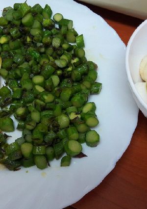 Una foto de Pescado con mayonesa de ajo al horno espárragos verdes y ensalada