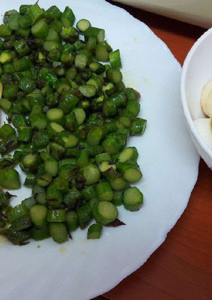 Una foto de Pescado con mayonesa de ajo al horno espárragos verdes y ensalada
