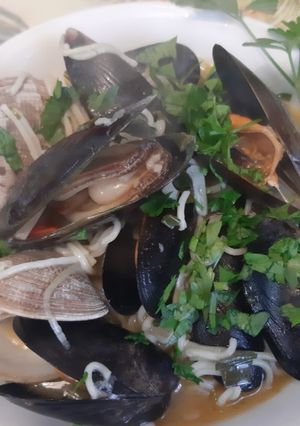 Una foto de Sopa de Choritos y Almejas estilo Thai