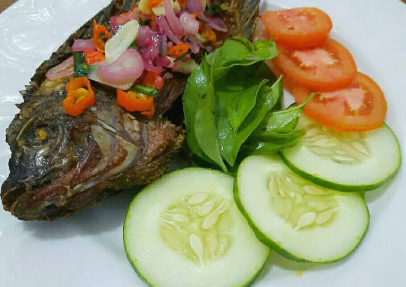 Sambal matah ikan goreng
