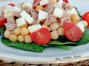 Una foto de ensalada de garbanzos con comino