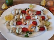 Une photo de brochette avec tomates cerises