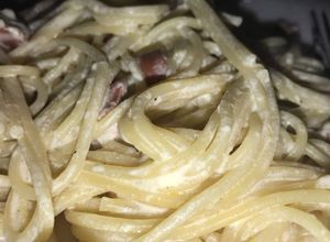 Una foto de Espaguetis con crema ácida 🍝