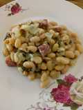 Porotos blancos con salami