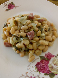 Una foto de Porotos blancos con salami