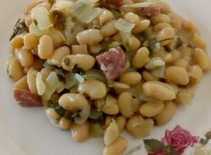 Una foto de Porotos blancos con salami
