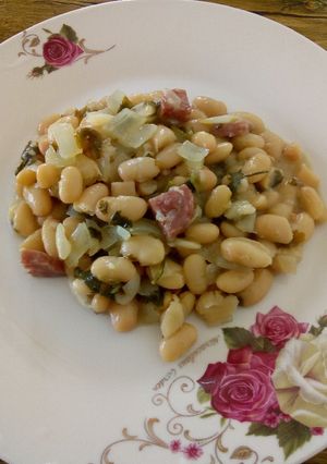 Una foto de Porotos blancos con salami