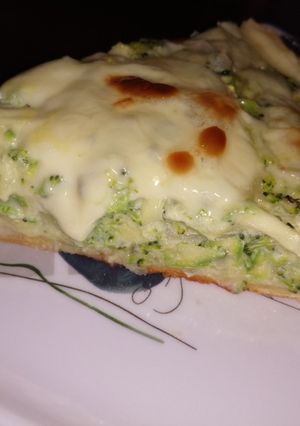Una foto de Tarta de brócoli🥦, zucchini🥒, cebolla y queso 🧀