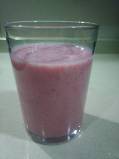 Una foto de Batido de yogur sojado de fresas con melón y otros