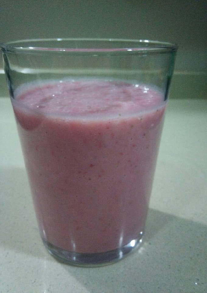 Una foto de Batido de yogur sojado de fresas con melón y otros