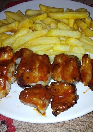 Una foto de Costillitas de cerdo con salsa barbacoa y patatas fritas🍖🍟