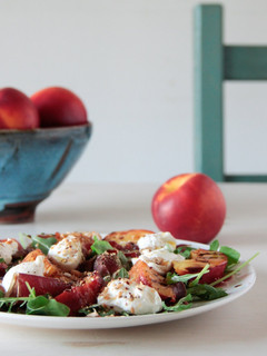 Una foto de Ensalada veraniega de nectarinas, rúcula, cecina y burrata