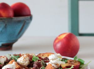 Una foto de Ensalada veraniega de nectarinas, rúcula, cecina y burrata