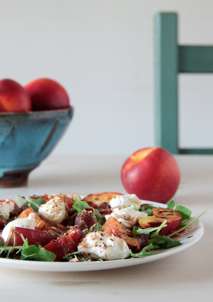 Una foto de Ensalada veraniega de nectarinas, rúcula, cecina y burrata