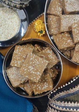 घी बनाने के बाद बचे मावे व तिल की बर्फी रेसिपी मुख्य फोटो