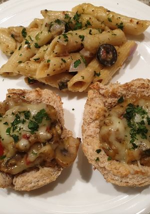 A picture of Mushrooms in bread cups and pasta#weeklyjikonichallenge.
