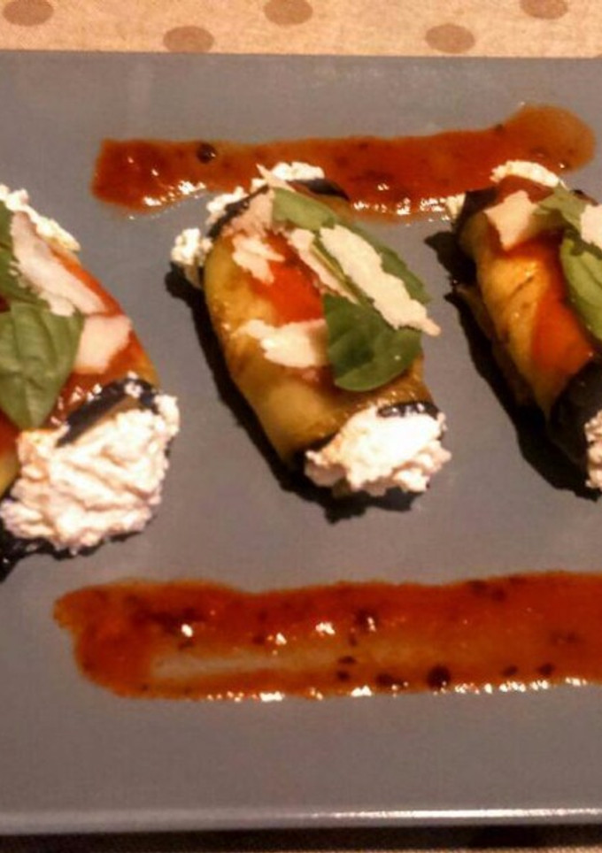 Una foto de Berenjenas rellenas de queso ricota y parmesano