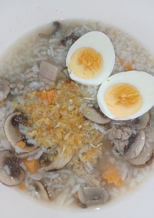 A picture of Rice Porridge with Button Mushrooms.