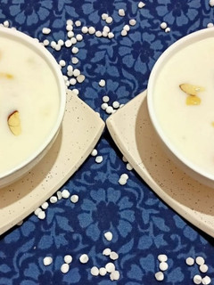 साबूदाना की स्वादिष्ट खीर (sabudane ki swadist kheer recipe in Hindi) रेसिपी मुख्य फोटो