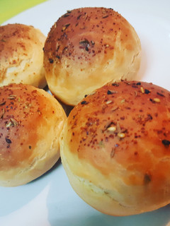 Una foto de Panecillos con shichimi togarashi y comino