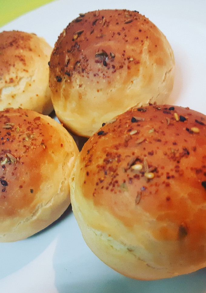 Una foto de Panecillos con shichimi togarashi y comino