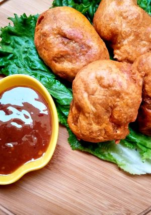 A picture of Potato dumplings (Batata Vada).