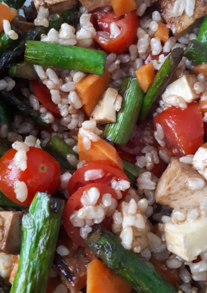 Una foto de Ensalada de arroz integral