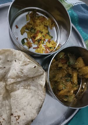 A picture of Aloo baingan.