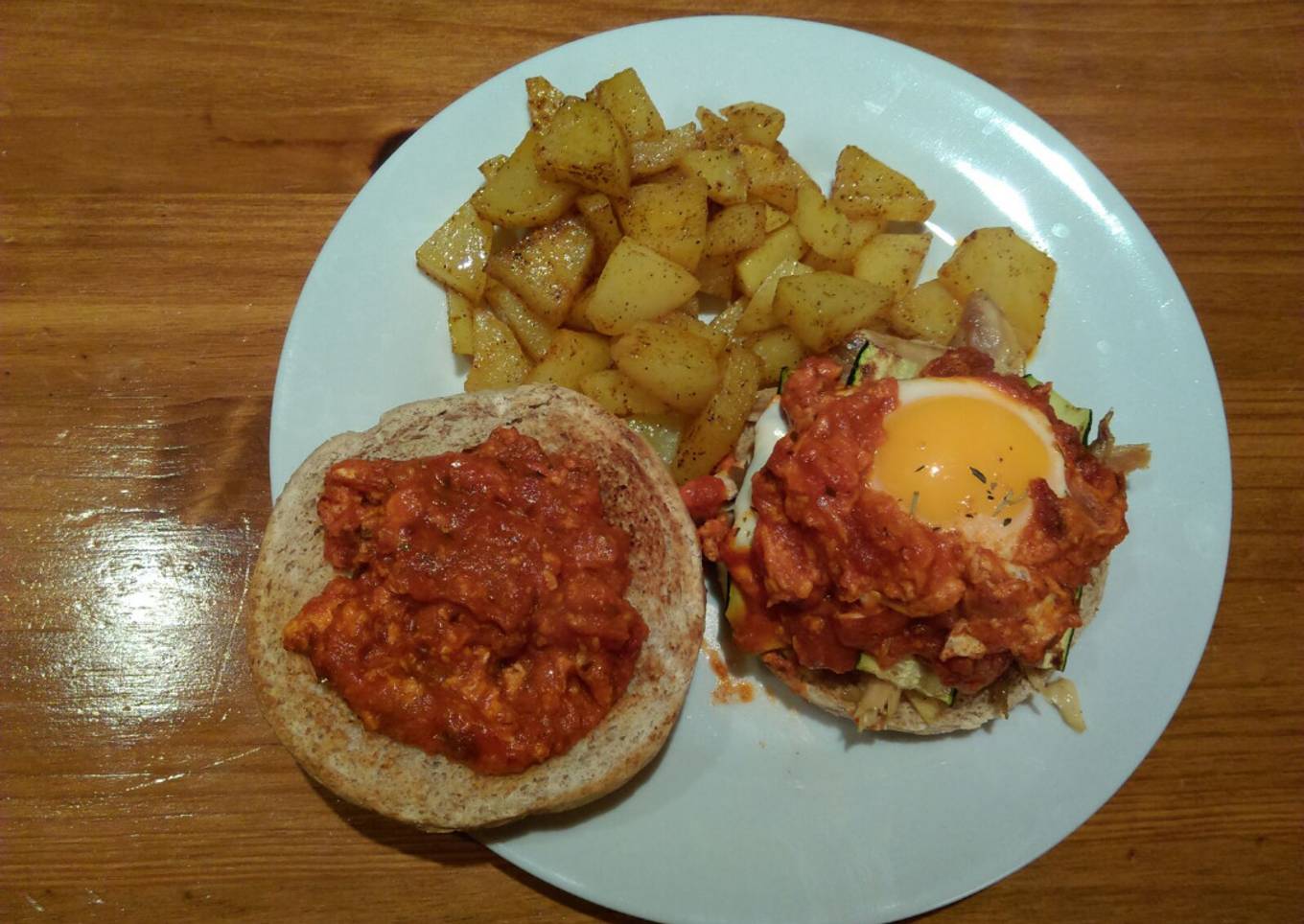 Hamburguesa vegetal con pollo asado y huevo