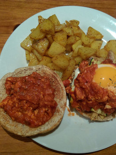 Una foto de Hamburguesa vegetal con pollo asado y huevo