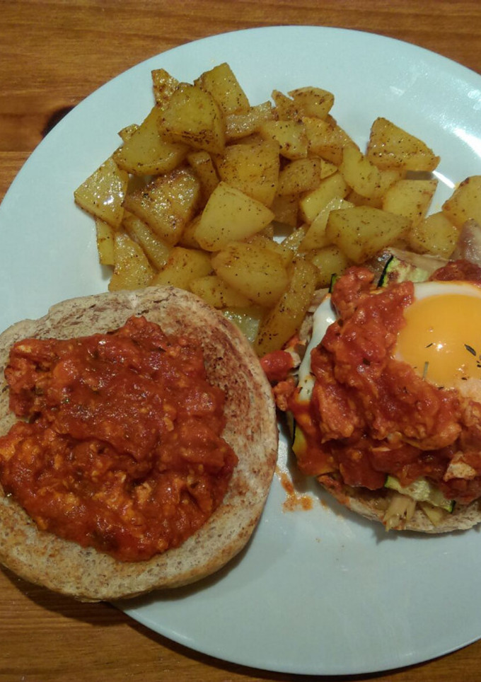 Una foto de Hamburguesa vegetal con pollo asado y huevo