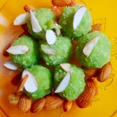 A picture of Coconut petha laddu.