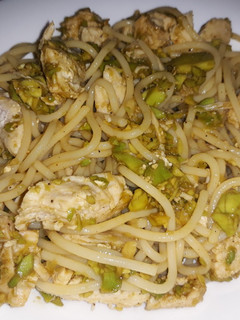 Una foto de Espaguetis con pollo y salsa de aguacate con soja