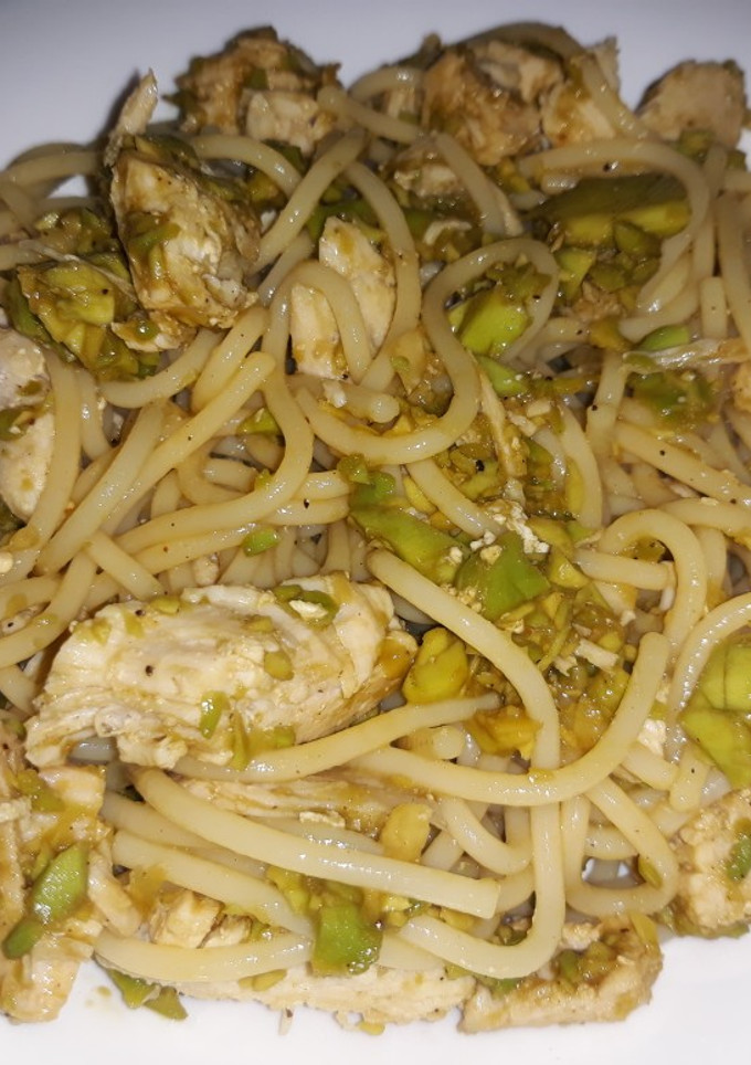 Una foto de Espaguetis con pollo y salsa de aguacate con soja