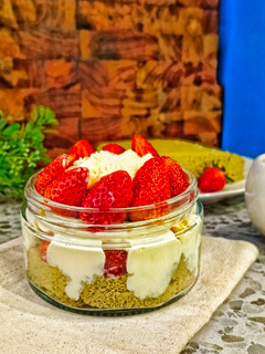 Foto resep Matcha Strawberry Whipping Cream Premium in Jar (Dessert Box Tanpa Terigu)