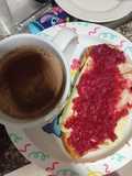 Chocolate Caliente con Pan, Queso y Mermelada