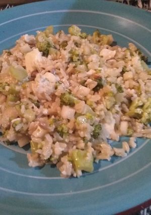 Una foto de Ensalada de arroz integral con brócoli, apio y clara de huevo poché