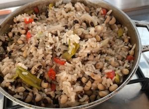Una foto de Arroz con frijol cabeza negra y repollo