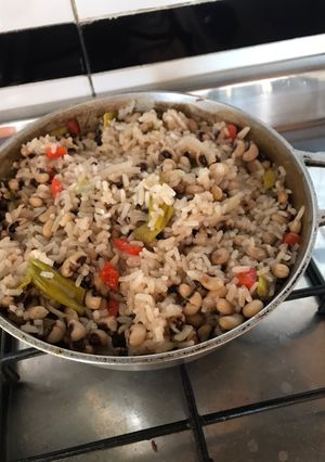 Una foto de Arroz con frijol cabeza negra y repollo