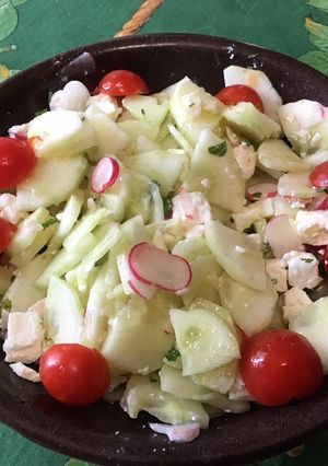 Une photo de Salade de concombre, radis, tomates à la menthe et feta