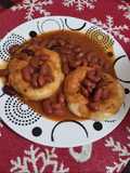 Domplines fritos con habichuelas rojas guisadas