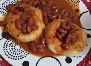 Una foto de Domplines fritos con habichuelas rojas guisadas