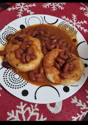 Una foto de Domplines fritos con habichuelas rojas guisadas