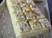 Une photo de tablette de chocolat blanc