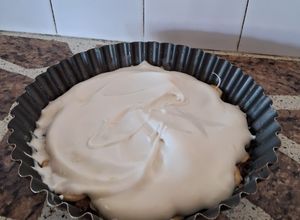 Una foto de Tarta de bananas y dulce de leche con merengue sin harina